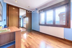 Amplio Piso con Gran Altura y Luminoso De 4 Dormitorios Con Balcón, Ascensor y Garaje y Trastero incluidos en Zona Txurdinaga