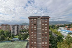Amplio Piso con Gran Altura y Luminoso De 4 Dormitorios Con Balcón, Ascensor y Garaje y Trastero incluidos en Zona Txurdinaga