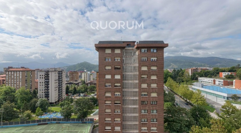 Amplio Piso con Gran Altura y Luminoso De 4 Dormitorios Con Balcón, Ascensor y Garaje y Trastero incluidos en Zona Txurdinaga