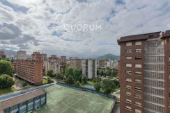 Amplio Piso con Gran Altura y Luminoso De 4 Dormitorios Con Balcón, Ascensor y Garaje y Trastero incluidos en Zona Txurdinaga
