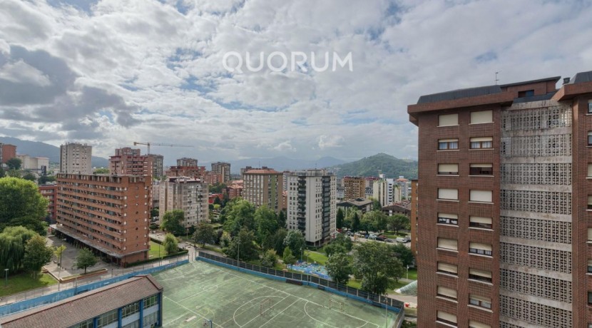 Amplio Piso con Gran Altura y Luminoso De 4 Dormitorios Con Balcón, Ascensor y Garaje y Trastero incluidos en Zona Txurdinaga