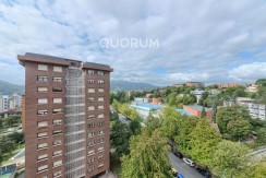 Amplio Piso con Gran Altura y Luminoso De 4 Dormitorios Con Balcón, Ascensor y Garaje y Trastero incluidos en Zona Txurdinaga