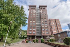 Amplio Piso con Gran Altura y Luminoso De 4 Dormitorios Con Balcón, Ascensor y Garaje y Trastero incluidos en Zona Txurdinaga