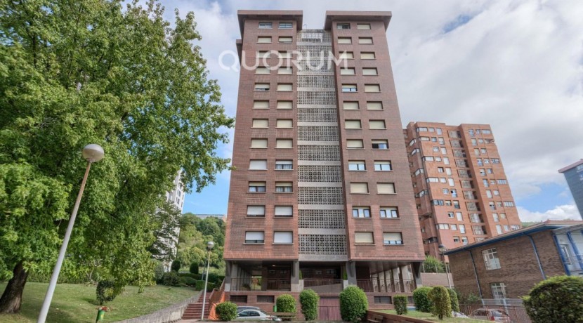Amplio Piso con Gran Altura y Luminoso De 4 Dormitorios Con Balcón, Ascensor y Garaje y Trastero incluidos en Zona Txurdinaga