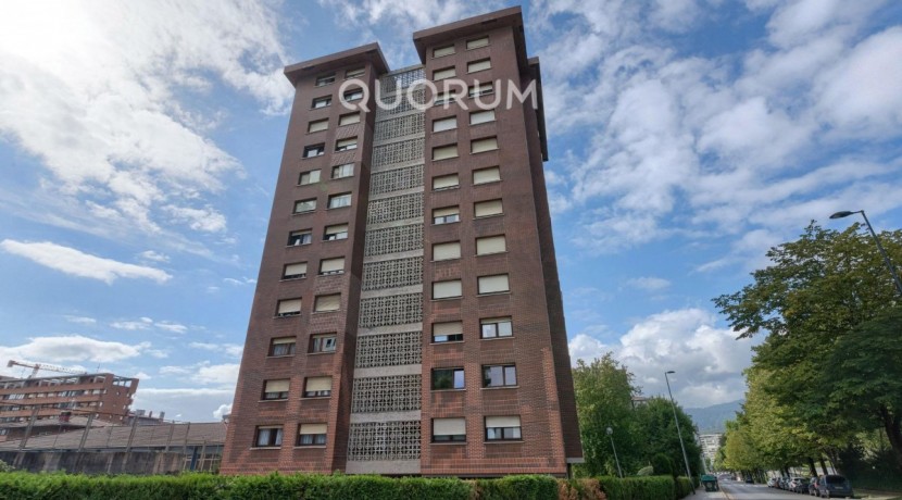 Amplio Piso con Gran Altura y Luminoso De 4 Dormitorios Con Balcón, Ascensor y Garaje y Trastero incluidos en Zona Txurdinaga