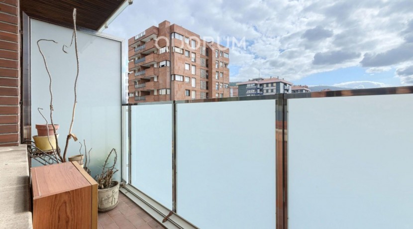 Amplio Piso con Gran Altura y Luminoso De 4 Dormitorios Con Balcón, Ascensor y Garaje y Trastero incluidos en Zona Txurdinaga