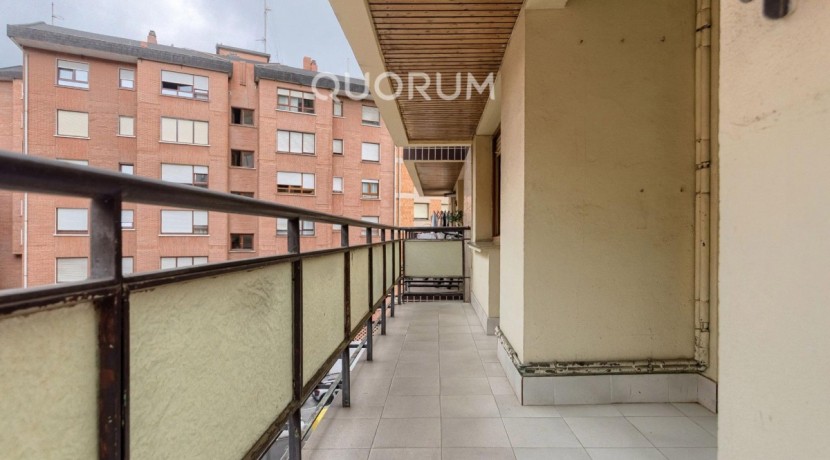 Amplio Piso De 3 Dormitorios y 2 Baños Con Amplio Balcón y Ascensor Cota Cero En Zona San Miguel