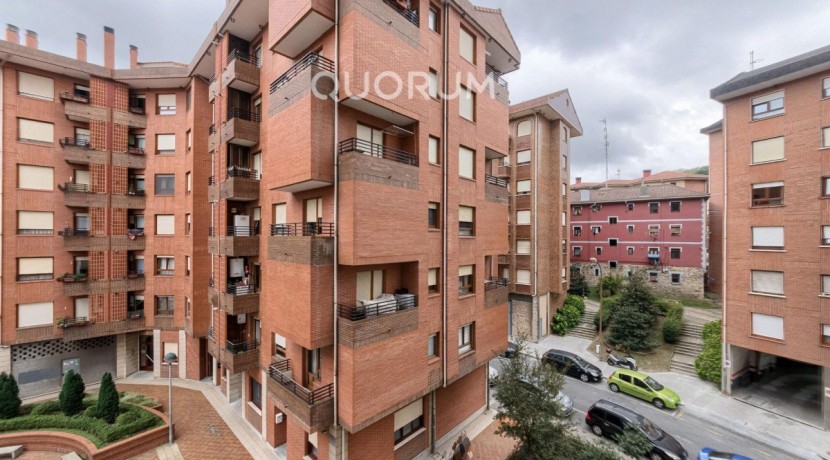 Amplio Piso De 3 Dormitorios y 2 Baños Con Amplio Balcón y Ascensor Cota Cero En Zona San Miguel