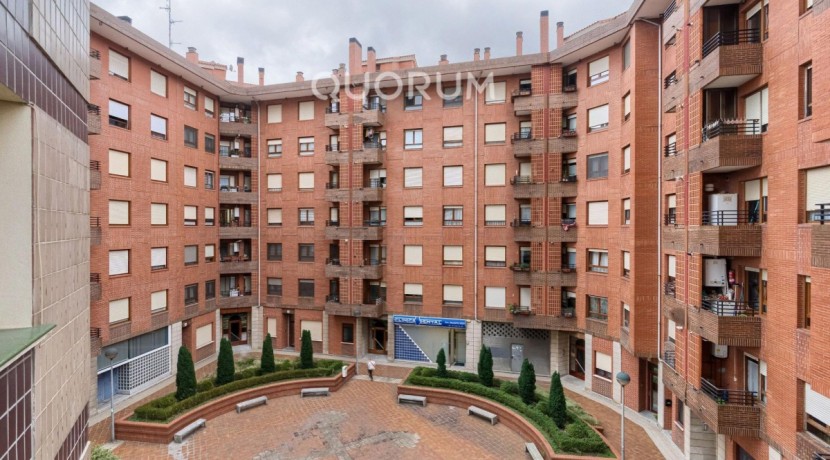 Amplio Piso De 3 Dormitorios y 2 Baños Con Amplio Balcón y Ascensor Cota Cero En Zona San Miguel