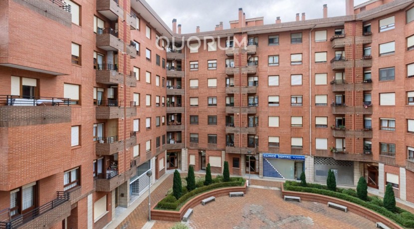 Amplio Piso De 3 Dormitorios y 2 Baños Con Amplio Balcón y Ascensor Cota Cero En Zona San Miguel