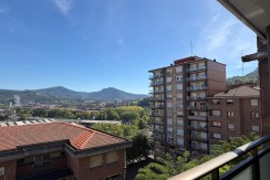 Amplio Piso y Luminoso De 4 Dormitorios y 2 Baños Con Ascensor Cota 0, Balcón y Garaje Opcional En Zona Ayuntamiento