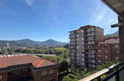 Amplio Piso y Luminoso De 4 Dormitorios y 2 Baños Con Ascensor Cota 0, Balcón y Garaje Opcional En Zona Ayuntamiento