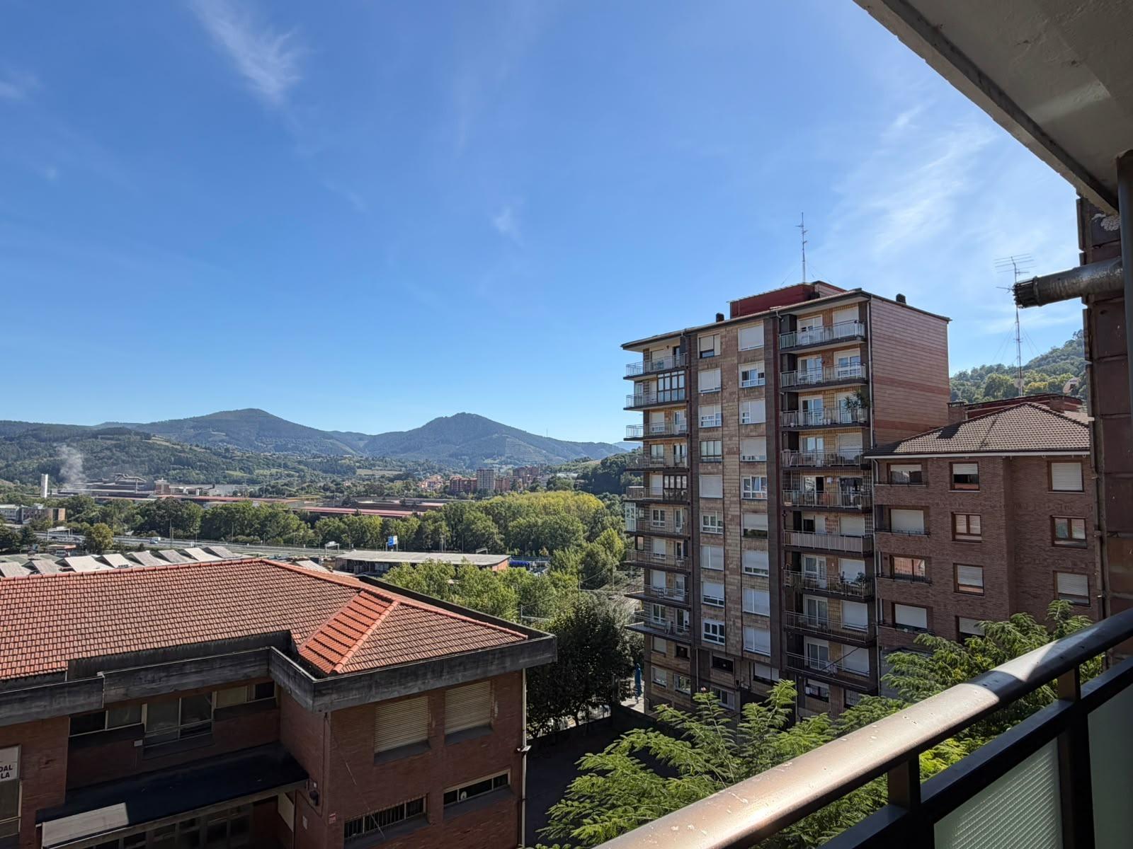 Amplio Piso y Luminoso De 4 Dormitorios y 2 Baños Con Ascensor Cota 0, Balcón y Garaje Opcional En Zona Ayuntamiento
