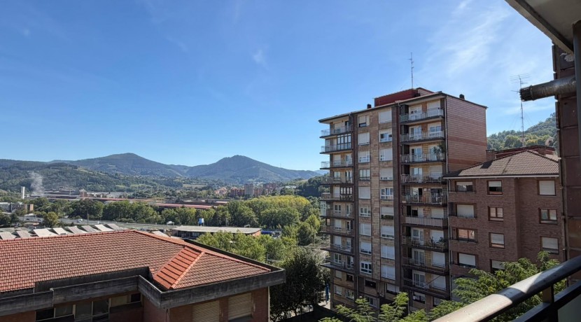 Amplio Piso y Luminoso De 4 Dormitorios y 2 Baños Con Ascensor Cota 0, Balcón y Garaje Opcional En Zona Ayuntamiento