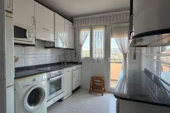 Amplio Piso y Luminoso De 4 Dormitorios y 2 Baños Con Ascensor Cota 0, Balcón y Garaje Opcional En Zona Ayuntamiento