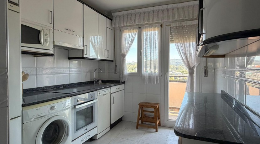 Amplio Piso y Luminoso De 4 Dormitorios y 2 Baños Con Ascensor Cota 0, Balcón y Garaje Opcional En Zona Ayuntamiento
