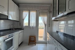 Amplio Piso y Luminoso De 4 Dormitorios y 2 Baños Con Ascensor Cota 0, Balcón y Garaje Opcional En Zona Ayuntamiento