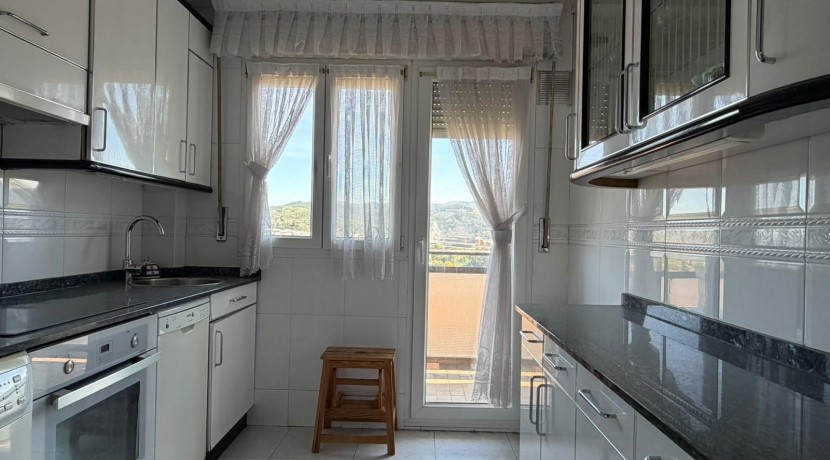 Amplio Piso y Luminoso De 4 Dormitorios y 2 Baños Con Ascensor Cota 0, Balcón y Garaje Opcional En Zona Ayuntamiento