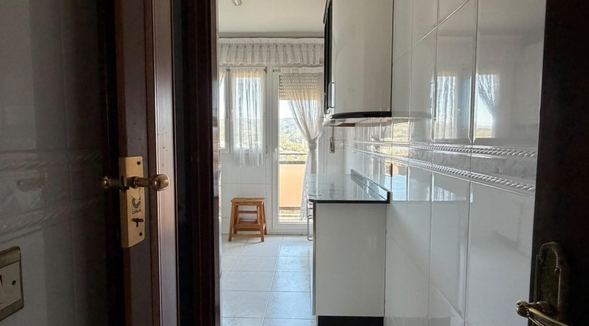 Amplio Piso y Luminoso De 4 Dormitorios y 2 Baños Con Ascensor Cota 0, Balcón y Garaje Opcional En Zona Ayuntamiento