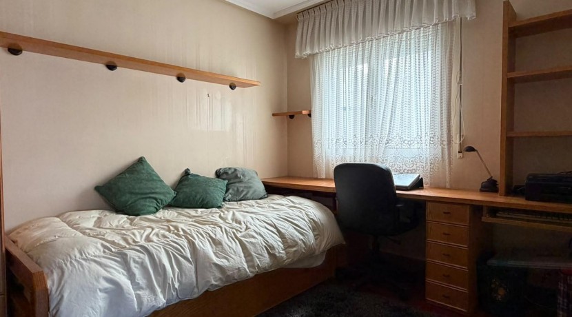Amplio Piso y Luminoso De 4 Dormitorios y 2 Baños Con Ascensor Cota 0, Balcón y Garaje Opcional En Zona Ayuntamiento
