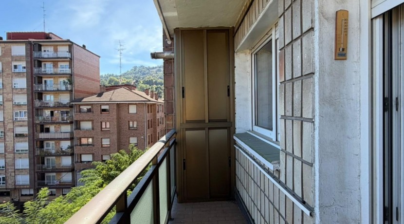 Amplio Piso y Luminoso De 4 Dormitorios y 2 Baños Con Ascensor Cota 0, Balcón y Garaje Opcional En Zona Ayuntamiento
