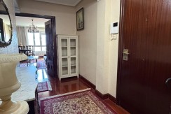 Amplio Piso y Luminoso De 4 Dormitorios y 2 Baños Con Ascensor Cota 0, Balcón y Garaje Opcional En Zona Ayuntamiento