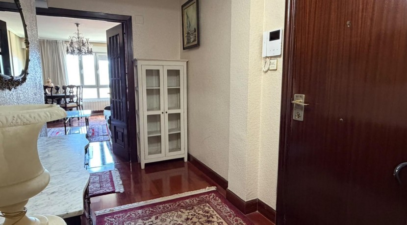 Amplio Piso y Luminoso De 4 Dormitorios y 2 Baños Con Ascensor Cota 0, Balcón y Garaje Opcional En Zona Ayuntamiento