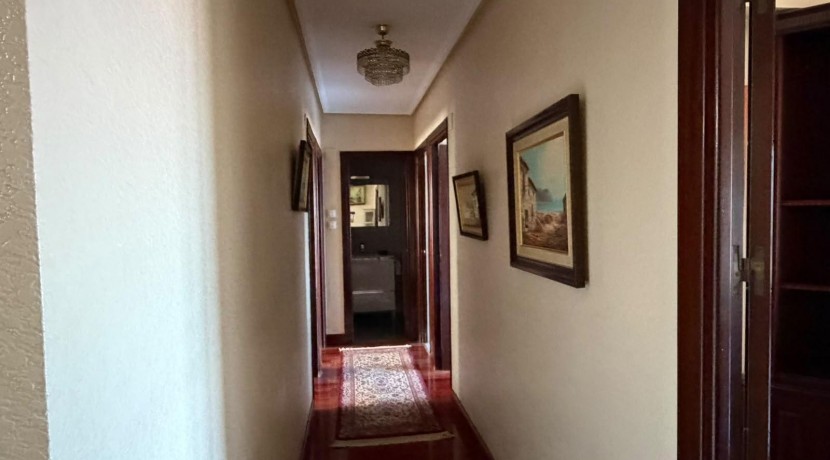 Amplio Piso y Luminoso De 4 Dormitorios y 2 Baños Con Ascensor Cota 0, Balcón y Garaje Opcional En Zona Ayuntamiento