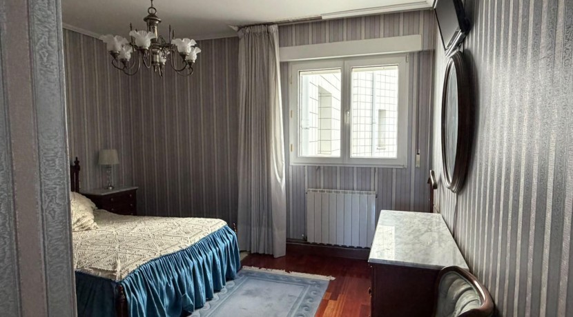 Amplio Piso y Luminoso De 4 Dormitorios y 2 Baños Con Ascensor Cota 0, Balcón y Garaje Opcional En Zona Ayuntamiento