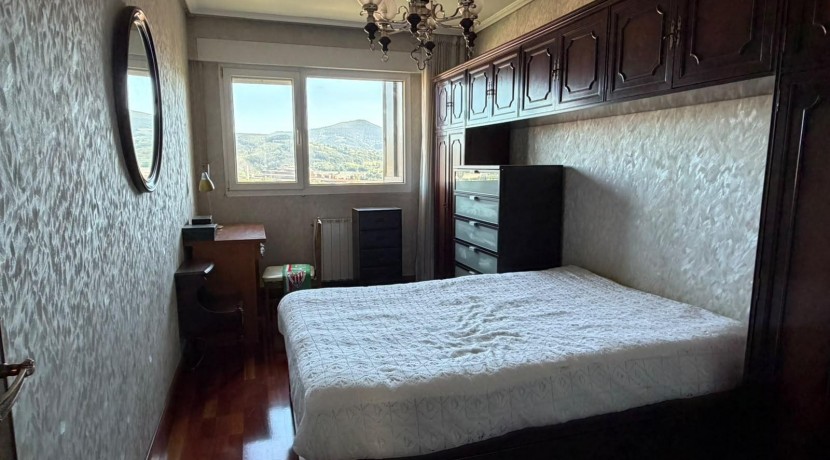 Amplio Piso y Luminoso De 4 Dormitorios y 2 Baños Con Ascensor Cota 0, Balcón y Garaje Opcional En Zona Ayuntamiento