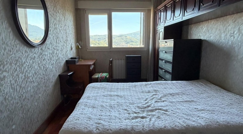 Amplio Piso y Luminoso De 4 Dormitorios y 2 Baños Con Ascensor Cota 0, Balcón y Garaje Opcional En Zona Ayuntamiento