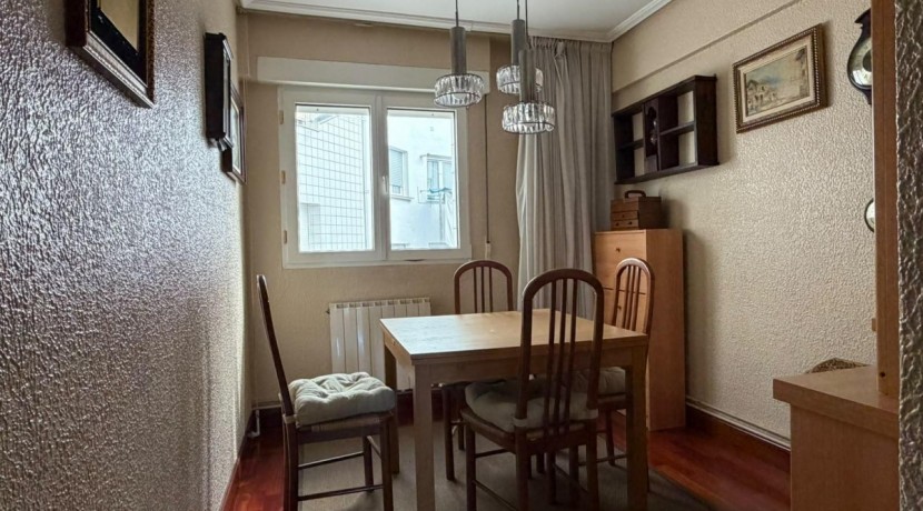 Amplio Piso y Luminoso De 4 Dormitorios y 2 Baños Con Ascensor Cota 0, Balcón y Garaje Opcional En Zona Ayuntamiento