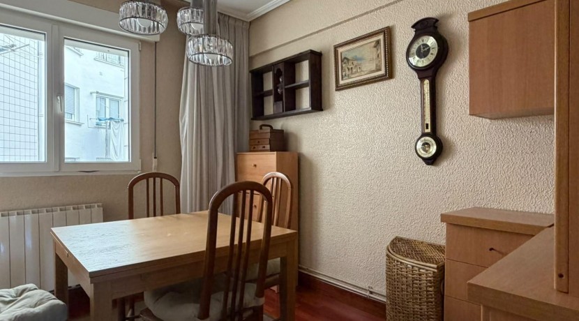 Amplio Piso y Luminoso De 4 Dormitorios y 2 Baños Con Ascensor Cota 0, Balcón y Garaje Opcional En Zona Ayuntamiento