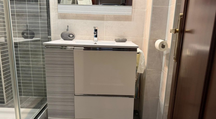 Amplio Piso y Luminoso De 4 Dormitorios y 2 Baños Con Ascensor Cota 0, Balcón y Garaje Opcional En Zona Ayuntamiento