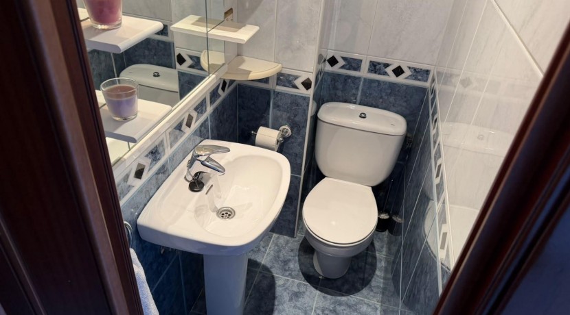 Amplio Piso y Luminoso De 4 Dormitorios y 2 Baños Con Ascensor Cota 0, Balcón y Garaje Opcional En Zona Ayuntamiento