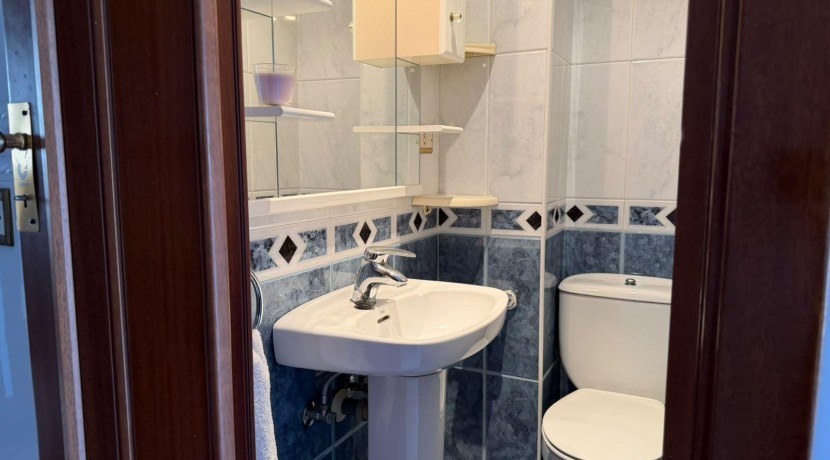 Amplio Piso y Luminoso De 4 Dormitorios y 2 Baños Con Ascensor Cota 0, Balcón y Garaje Opcional En Zona Ayuntamiento
