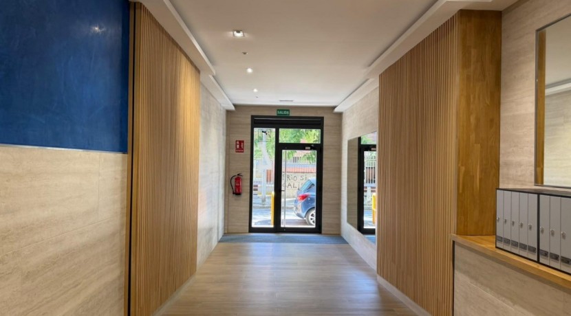 Amplio Piso y Luminoso De 4 Dormitorios y 2 Baños Con Ascensor Cota 0, Balcón y Garaje Opcional En Zona Ayuntamiento