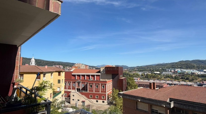 Amplio Piso y Luminoso De 4 Dormitorios y 2 Baños Con Ascensor Cota 0, Balcón y Garaje Opcional En Zona Ayuntamiento