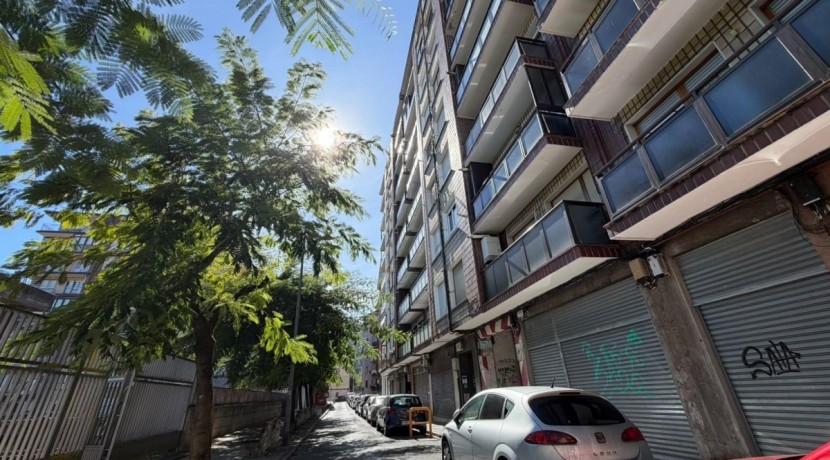 Amplio Piso y Luminoso De 4 Dormitorios y 2 Baños Con Ascensor Cota 0, Balcón y Garaje Opcional En Zona Ayuntamiento