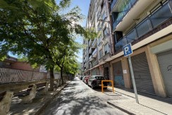 Amplio Piso y Luminoso De 4 Dormitorios y 2 Baños Con Ascensor Cota 0, Balcón y Garaje Opcional En Zona Ayuntamiento