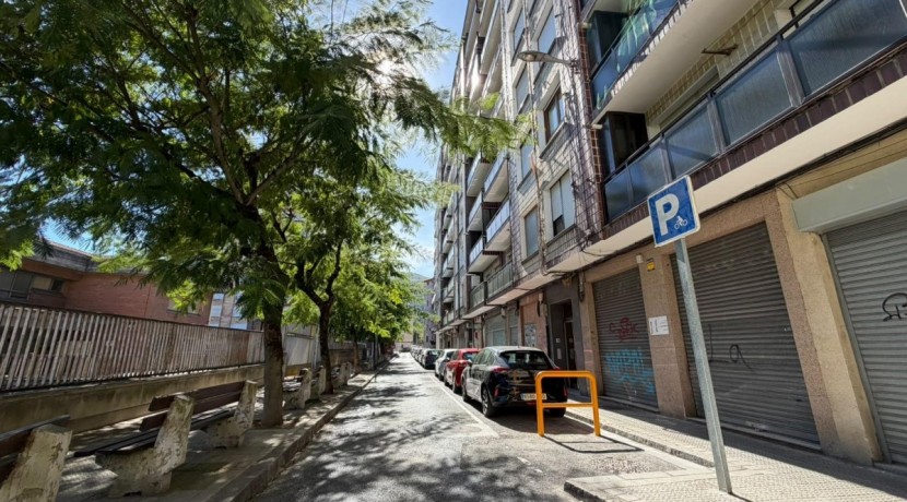 Amplio Piso y Luminoso De 4 Dormitorios y 2 Baños Con Ascensor Cota 0, Balcón y Garaje Opcional En Zona Ayuntamiento