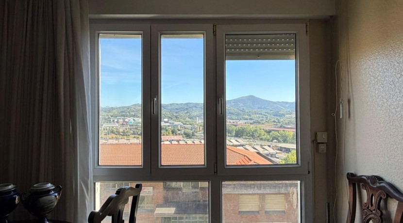 Amplio Piso y Luminoso De 4 Dormitorios y 2 Baños Con Ascensor Cota 0, Balcón y Garaje Opcional En Zona Ayuntamiento