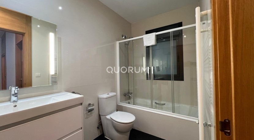Apartamento en Abando Interior con terraza Contrato de Temporada