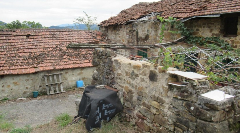 Caserío A Reformar Con Terreno En Labea