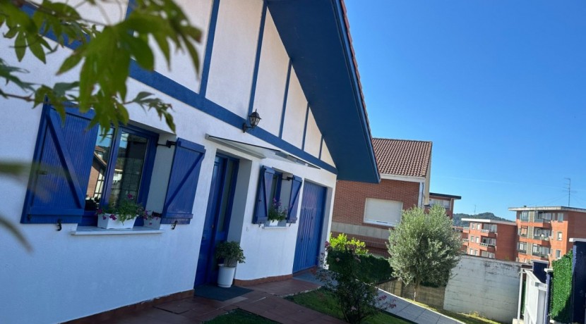 Chalet Independiente Con Jardin Privado En zona Residencial
