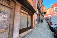 Local a diferentes alturas con entreplanta y sótano y amplio escaparate con acceso por dos calles en Santutxu