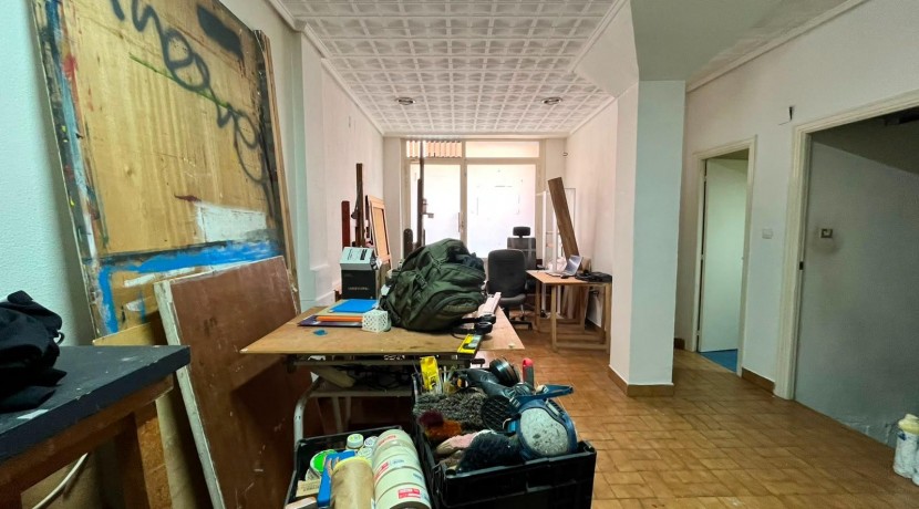 Local a diferentes alturas con entreplanta y sótano y amplio escaparate con acceso por dos calles en Santutxu