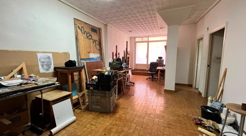 Local a diferentes alturas con entreplanta y sótano y amplio escaparate con acceso por dos calles en Santutxu