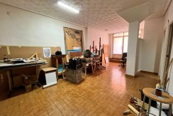 Local a diferentes alturas con entreplanta y sótano y amplio escaparate con acceso por dos calles en Santutxu
