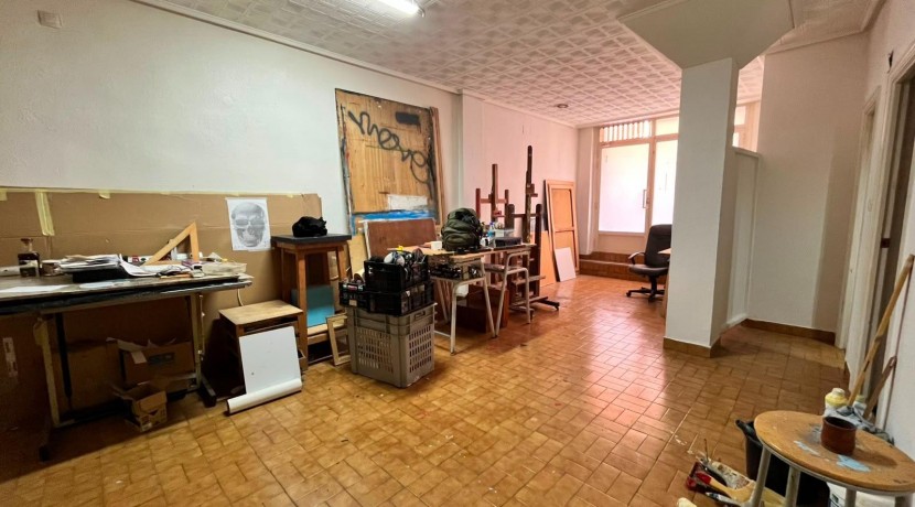 Local a diferentes alturas con entreplanta y sótano y amplio escaparate con acceso por dos calles en Santutxu